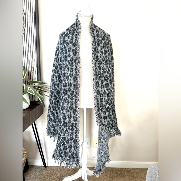 Maurice’s Gray Cheetah Print Scarf - Picture 3 of 9